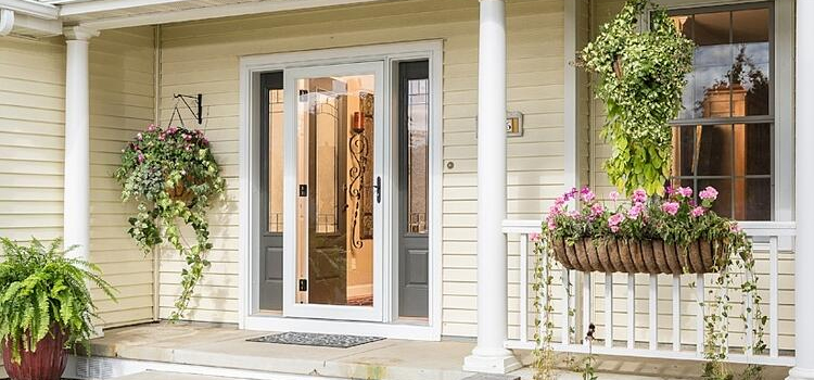screen door installation in San Fernando